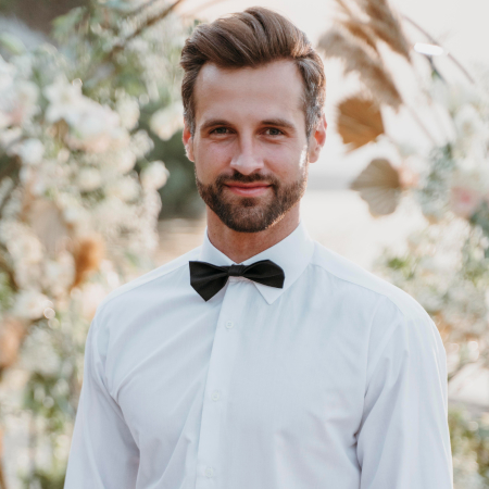 http://www.theweddingelements.com/wp-content/uploads/2023/09/Oliver-Zonas.jpg